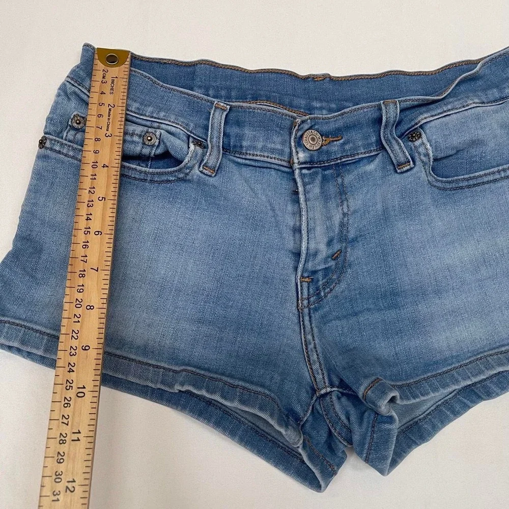 Levis Women 29 Medium Wash Denim Low Rise Mini Jean Shorts Blue